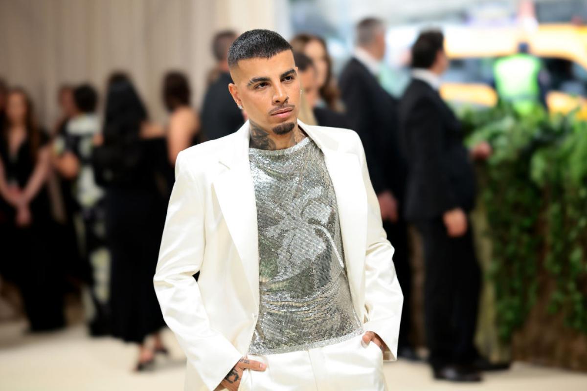 Rauw Alejandro, de blanco y pedrería, llega a la Met Gala 2024.