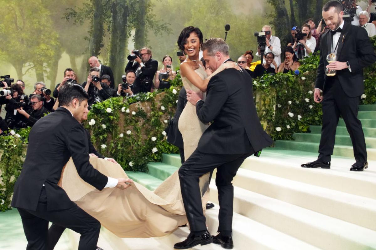 Tyla, siendo subida en la escalinata de la Gala Met.