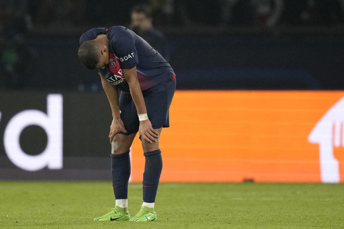 El jugador del PSG, Kylian Mbappe, lamenta la eliminación de su equipo en Champions