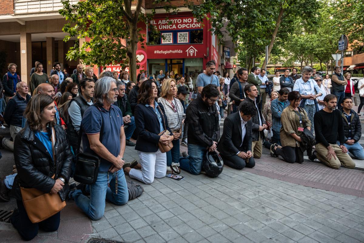 Foto de archivo de personas rezando frente a una clínica abortiva de Madrid.