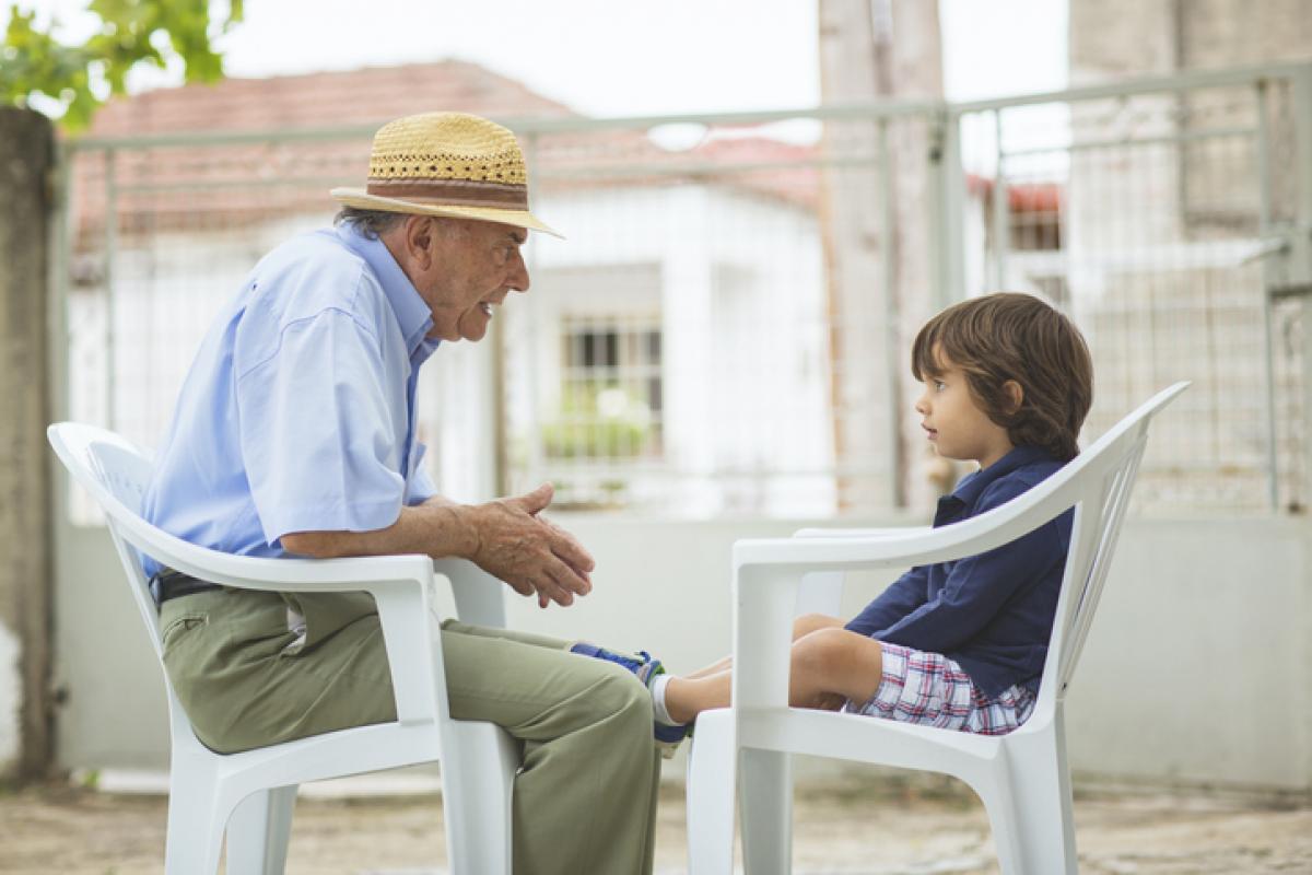 Imagen de archivo de un abuelo y su nieto.