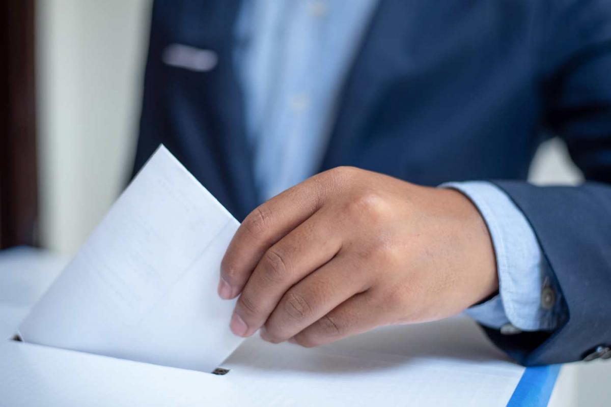 Persona votando por correo