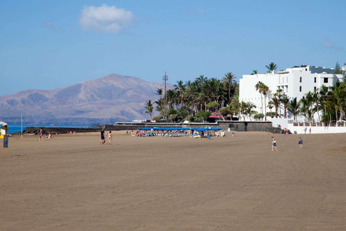 Playa Grande de Puerto del Carmen, en Lanzarote.