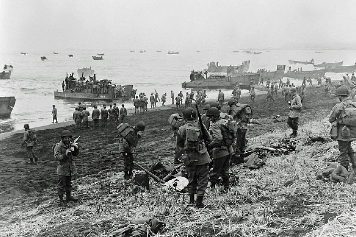 desembarco de tropas de los ejércitos de EEUU y Canadá en Massacre Bay, durante la campaña del Pacífico de la II Guerra Mundial, en mayo de 1943.