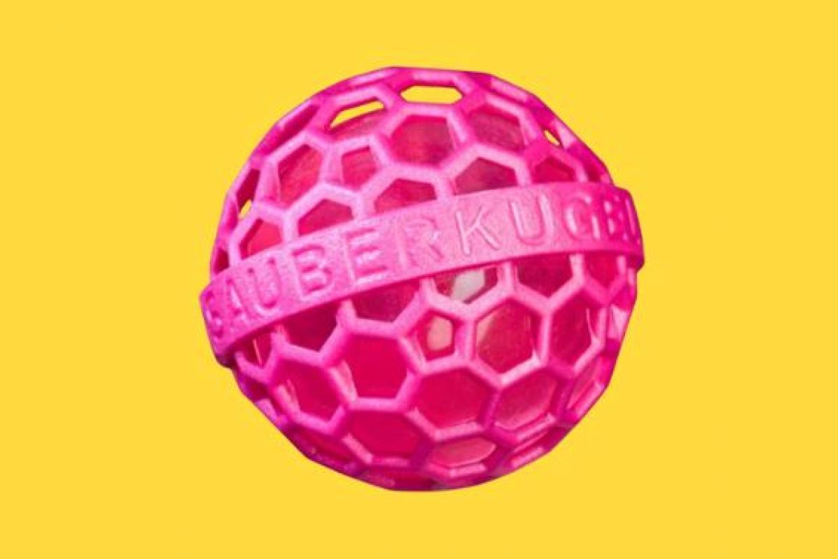 El mejor truco para limpiar los bolsos por dentro: una bola limpiabolsos viral