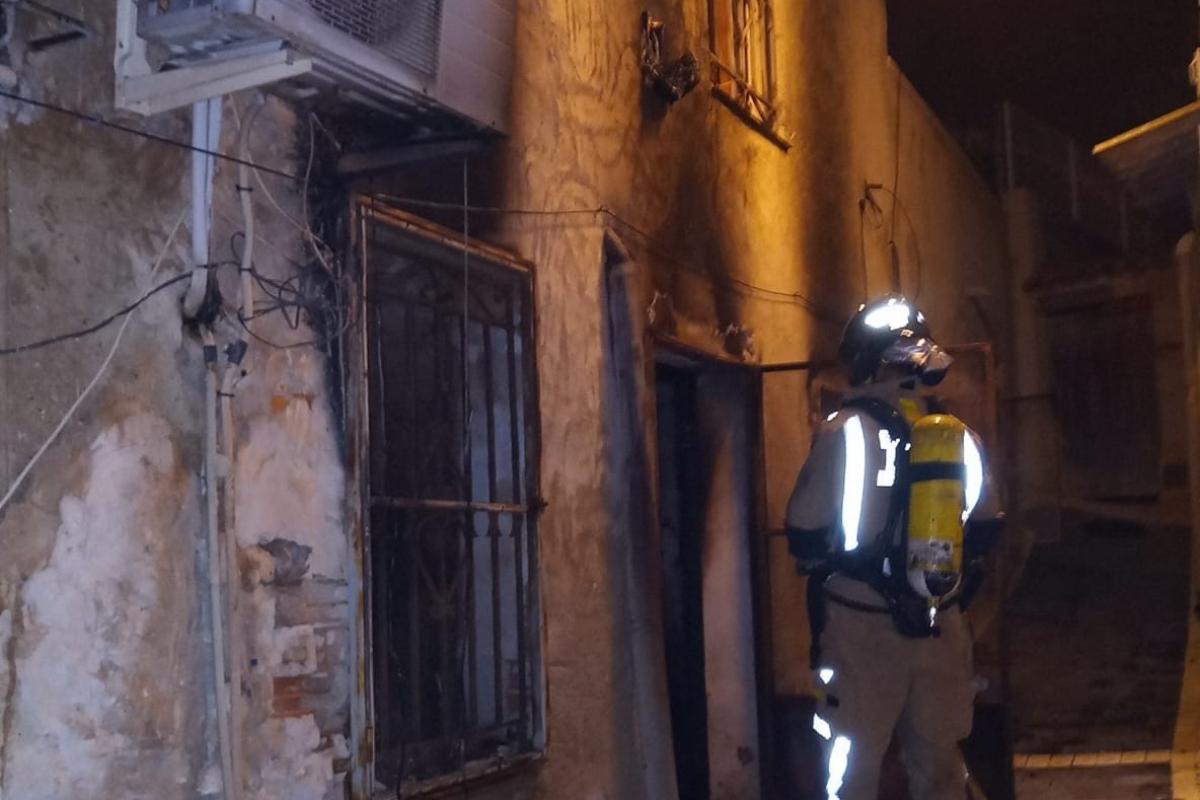 Uno de los bomberos desplazados al incendio en la vivienda de Ricote (Murcia), donde han fallecido tres personas.