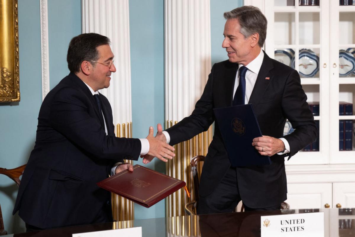 Albares y Blinken firman el acuerdo de colaboración contra la desinformación