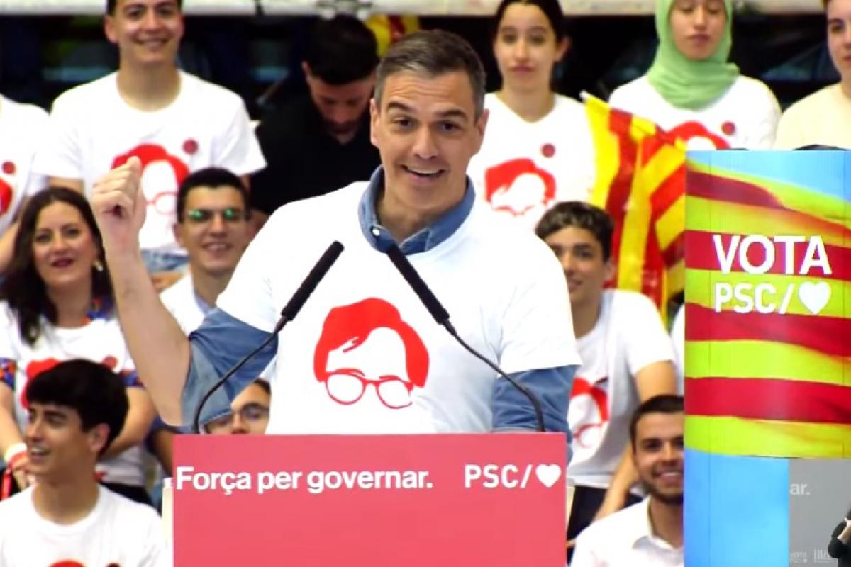 Pedro Sánchez con la camiseta de Illa