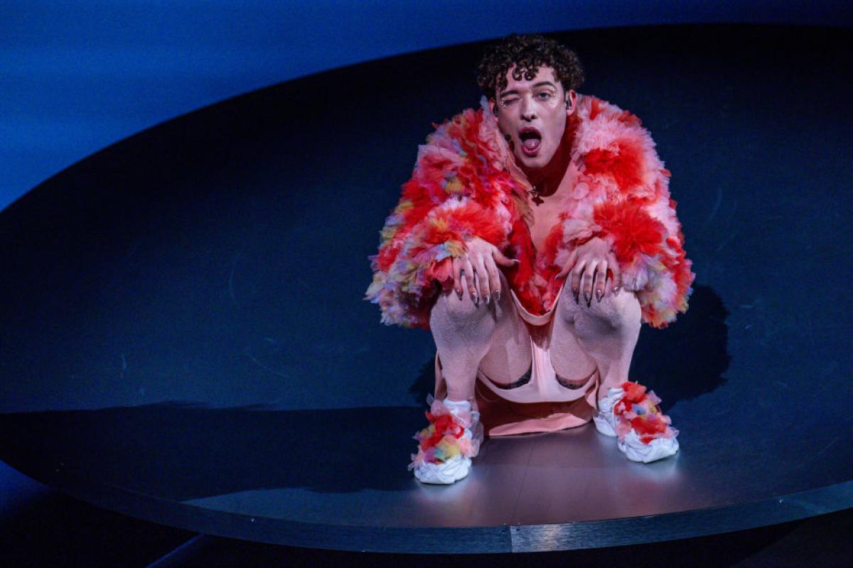 Nemo, representante de Suiza en Eurovisión con 'The Code', durante un ensayo.