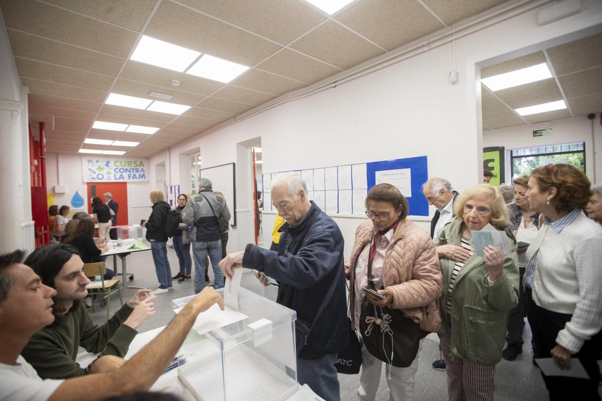 Personas votando en Cataluña.