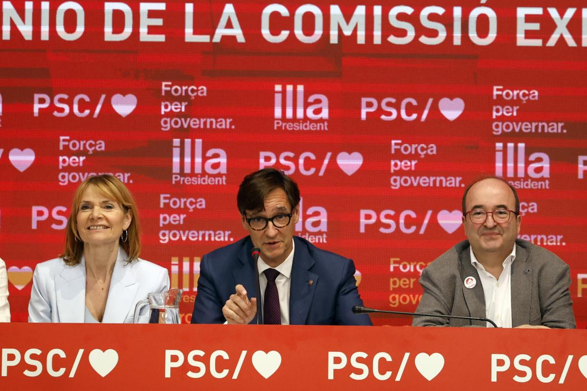 El candidato a la Generalitat por el PSC, Salvador Illa (c), el presidente del PSC, Miquel Iceta (d), y la vicesecretaria primera, Lüisa Moret (i), durante la reunión de la comisión ejecutiva del PSC, este lunes.