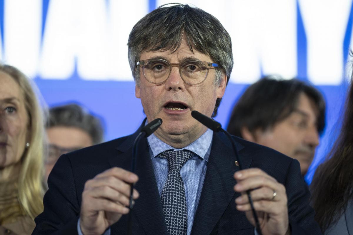 El candidato de JxCat a la presidencia de la Generalitat, Carles Puigdemont, durante la rueda de prensa para valorar los resultados obtenidos por la formación política este domingo en las elecciones catalanas.