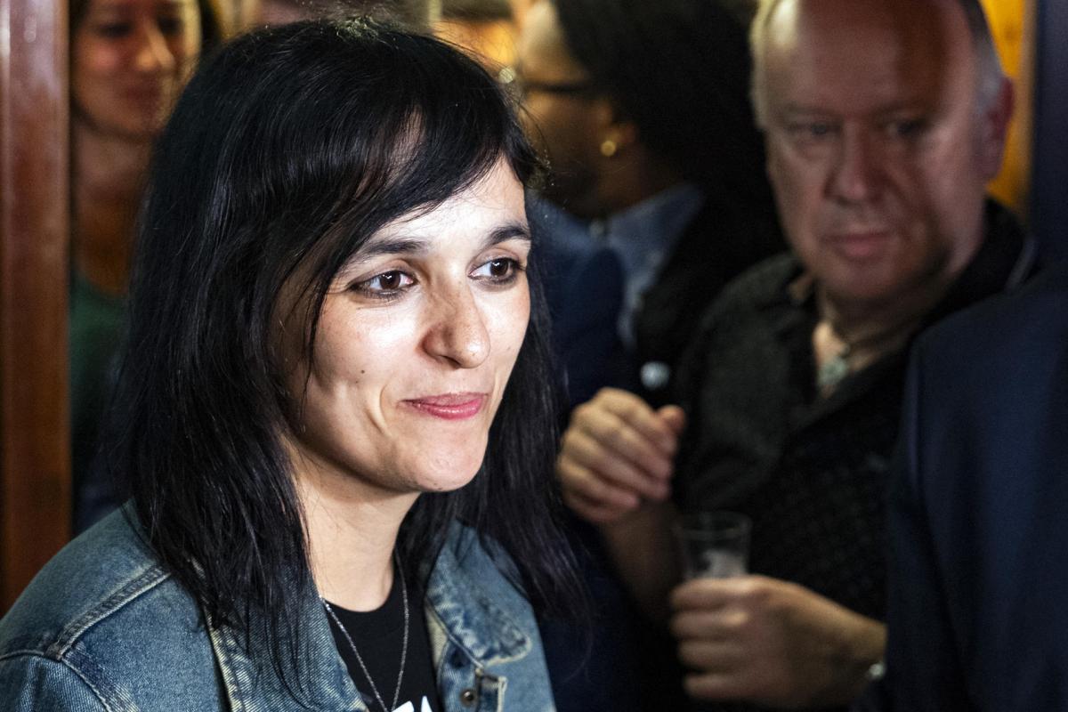 La alcaldesa de Ripoll y líder de Aliança Catalana, Silvia Orriols, atiende a los medios tras conseguir dos diputados que permitirán que su formación se estrene en el Parlament y que espera que le sirvan como altavoz para consolidar al partido en la política catalana.