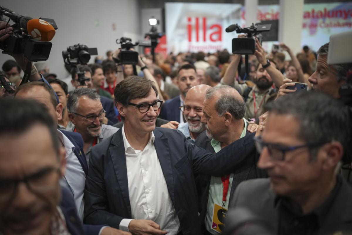 Salvador Illa celebra entre militantes del PSC la victoria en las elecciones en Cataluña.