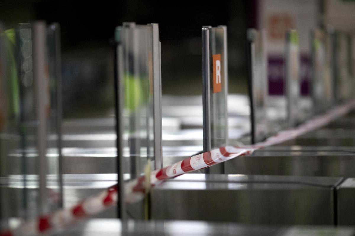 Vista de los usuarios en la estación de cercanías de Renfe de Plaça Catalunya, este domingo en que ha habido se ha suspendido el servicio debido a las incidencias ocurridas en Rodalies a raíz de un nuevo robo de cobre.