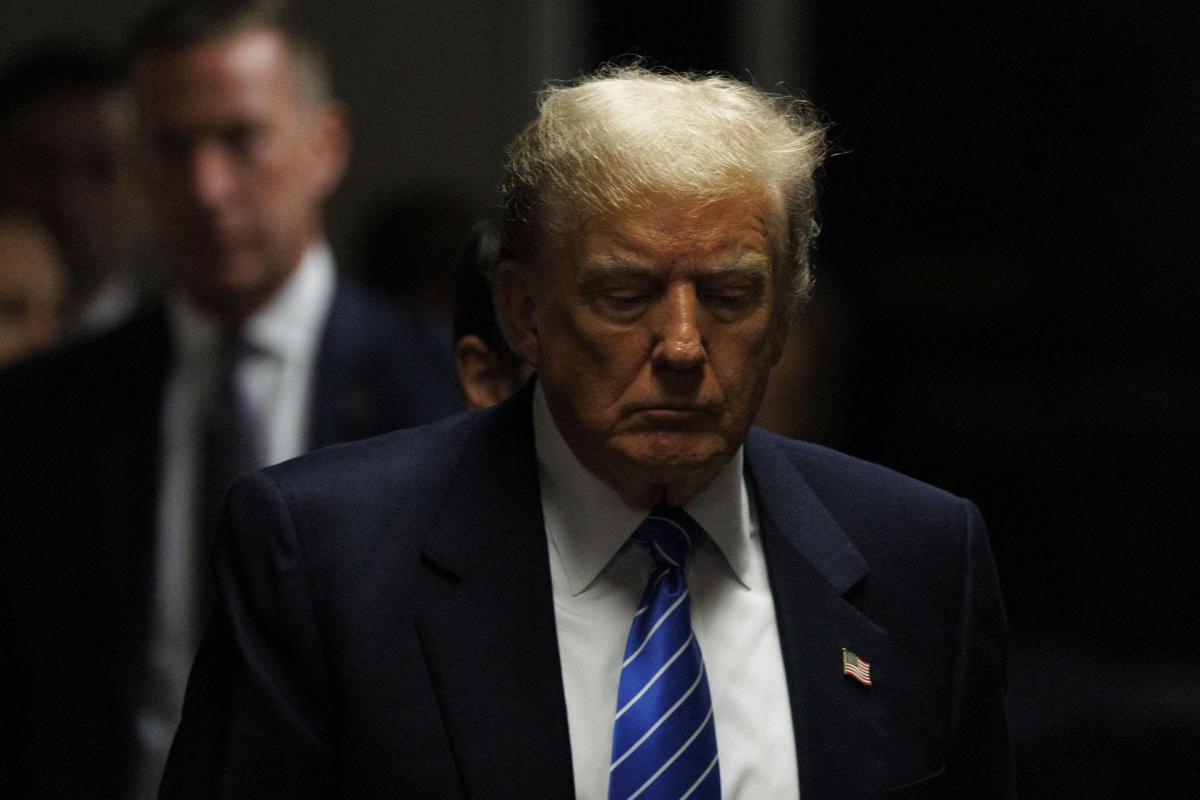 Donald Trump a su salida de la sala en la que se celebra el juicio por los supuestos sobornos a la actriz porno Stormy Daniels.