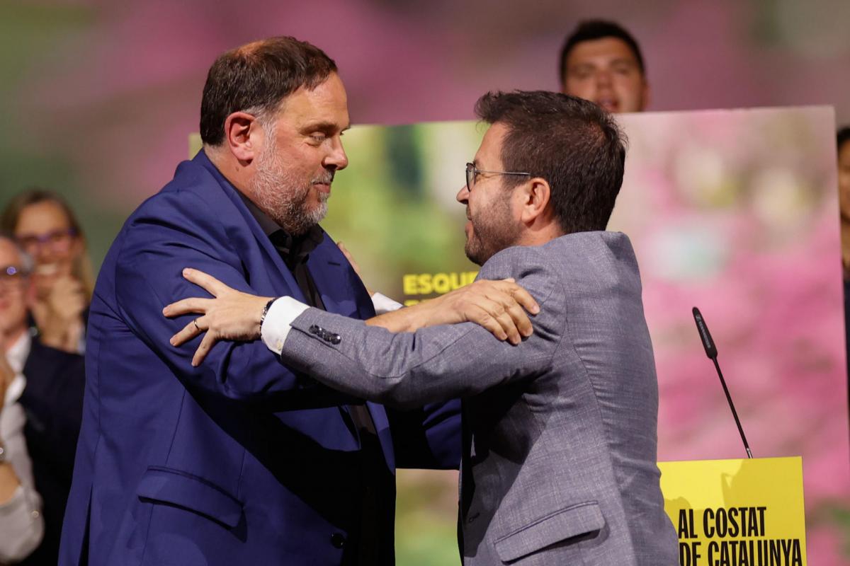 El presidente de ERC, Oriol Junqueras (i), junto al president de Cataluña y candidato del partido a la reelección, Pere Aragonès, durante el acto central de campaña de ERC, este jueves en el Palau de Congressos de Barcelona.
