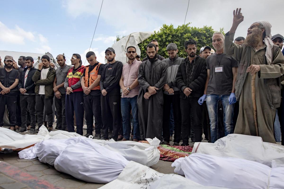 Funeral en Palestina tras los bombardeos sobre el campo de Al Nuseirat, en el centro del enclave.