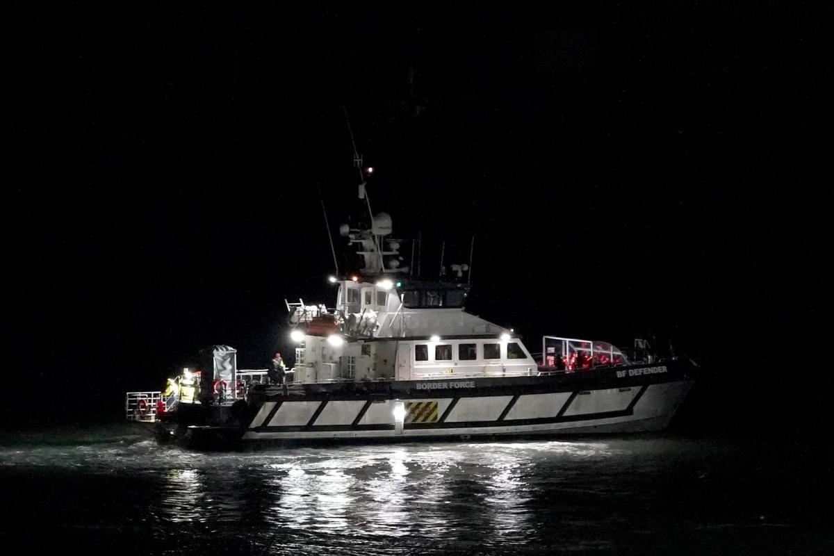 Un grupo de personas llevadas a Dover, Kent, a bordo de un barco de la Fuerza Fronteriza luego de un incidente con una pequeña embarcación en el Canal de la Mancha.