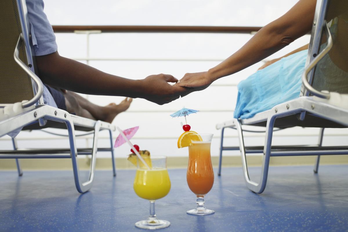 Una pareja tomando cócteles en un crucero.