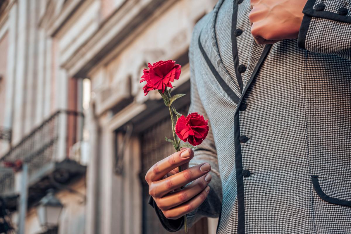 Hombre vestido de chulapo en San Isidro.