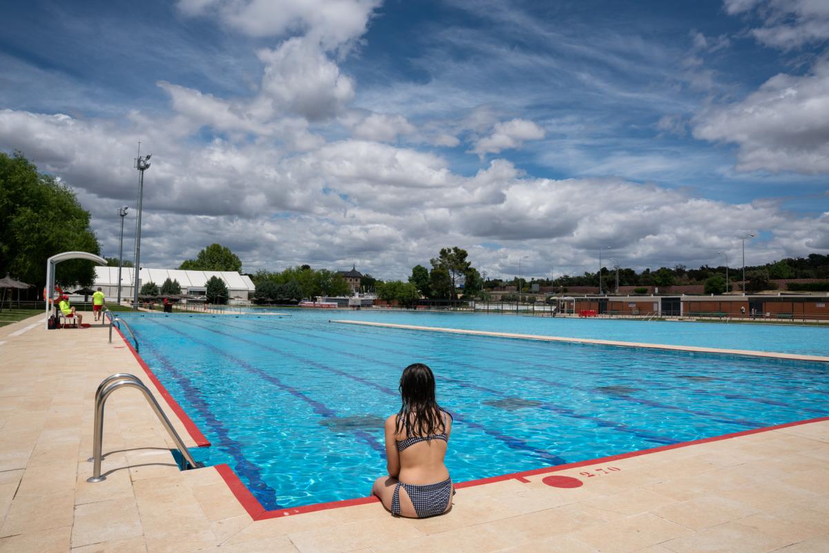 Una mujer en la piscina municipal Puerta de Hierro de Madrid.