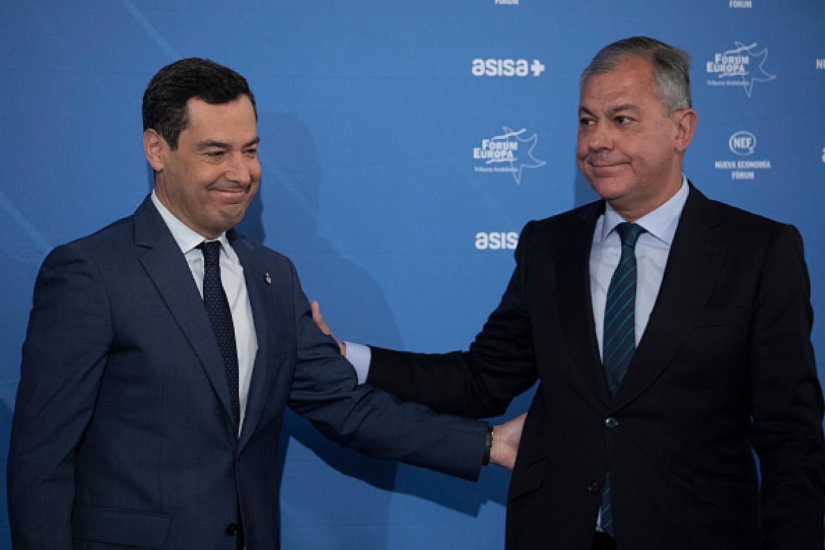 El mandatario andaluz, Juan Manuel Moreno Bonilla, y el regidor hispalense, José Luis Sanz; en una imagen de archivo.