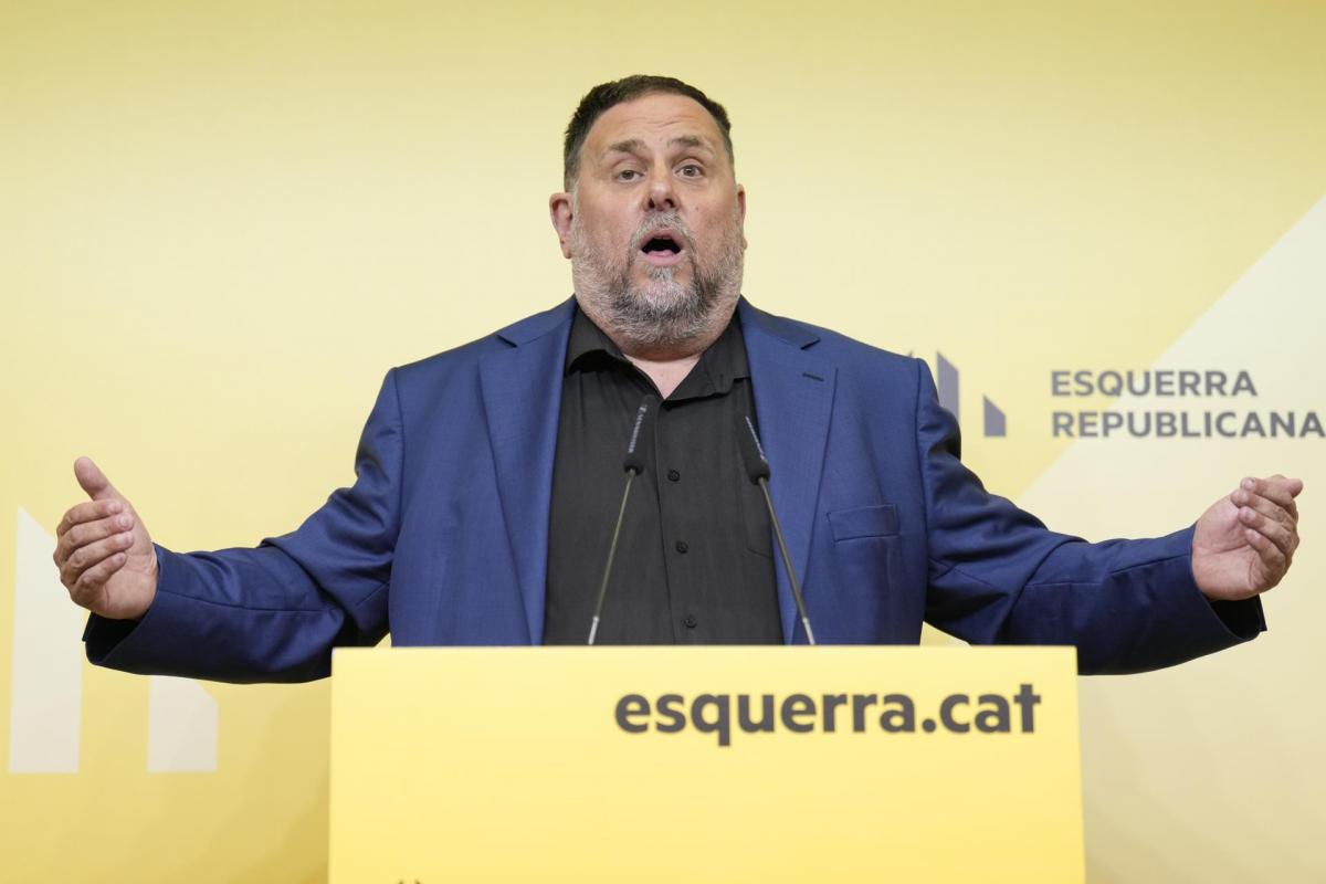El presidente de ERC, Oriol Junqueras, durante su comparecencia hoy, ofreciendo una rueda de prensa para explicar su decisión de dejar la presidencia de la formación política republicana.