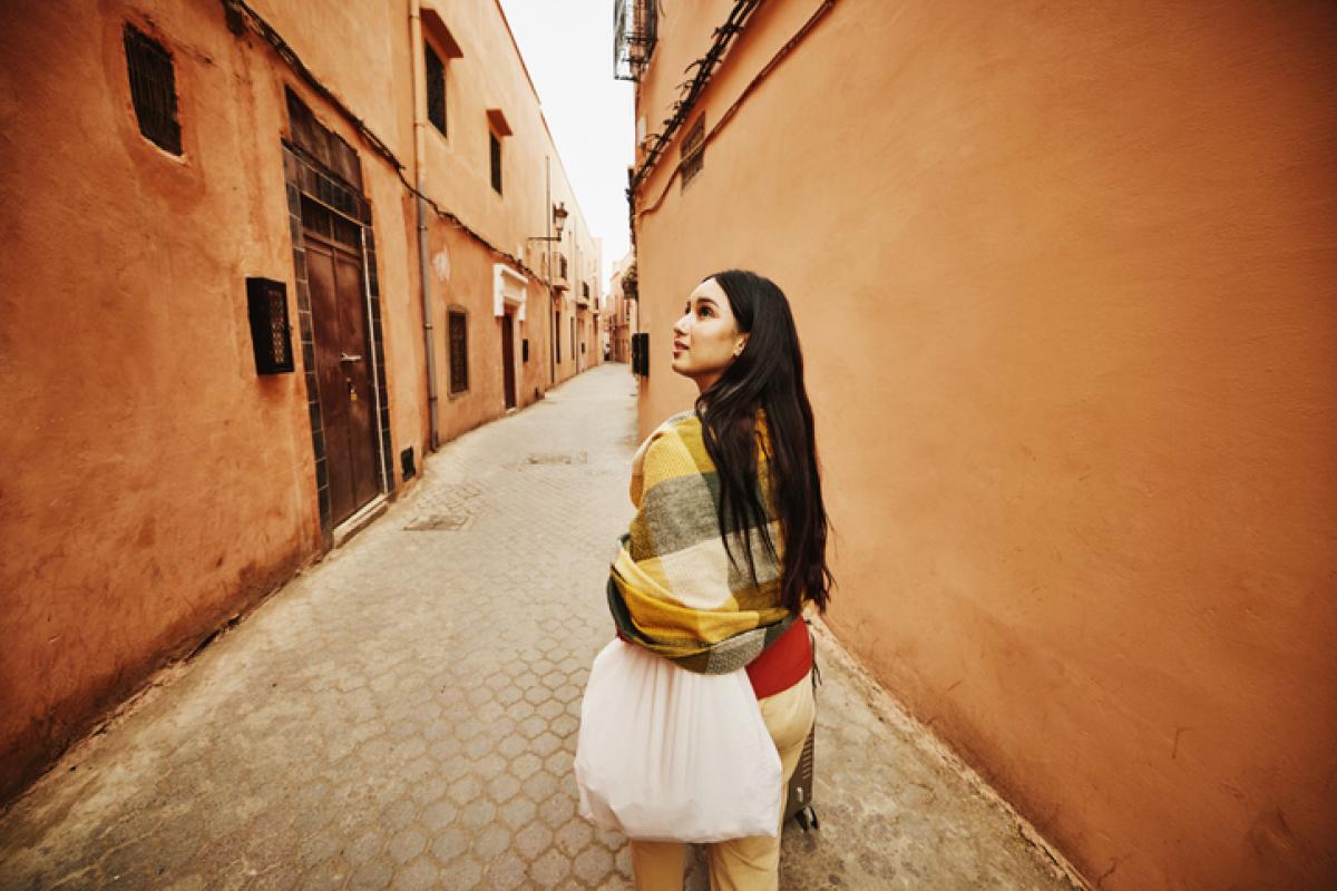 Imagen de archivo de un mujer paseando por la Medina de Marrakech (Marruecos).