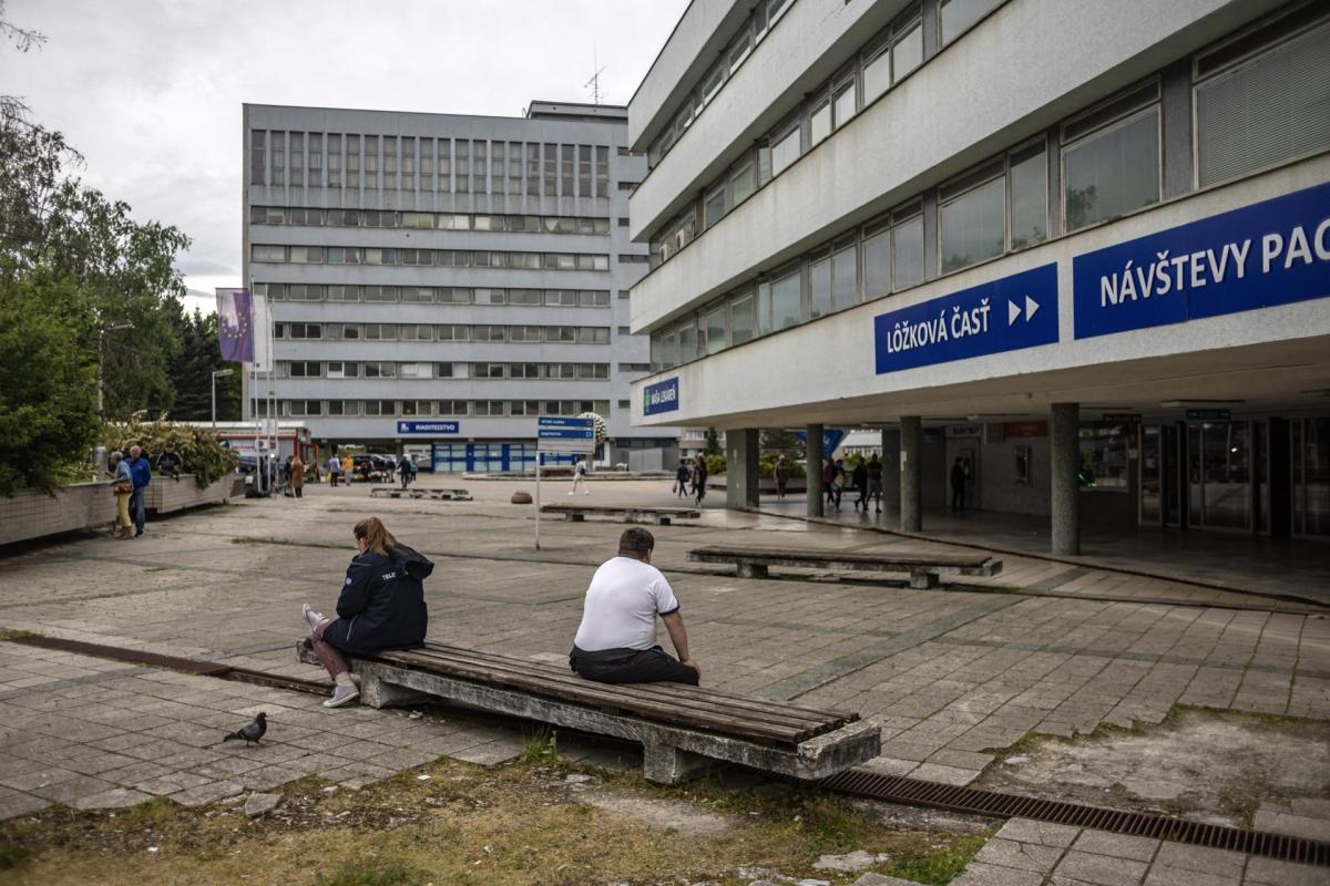 Vista de varias personas aguardando en el exterior del F. D. Roosevelt University Hospital, donde el primer ministro de Eslovaquia, Robert Fico, recibe atención médica tras sufrir un intento de asesinato.