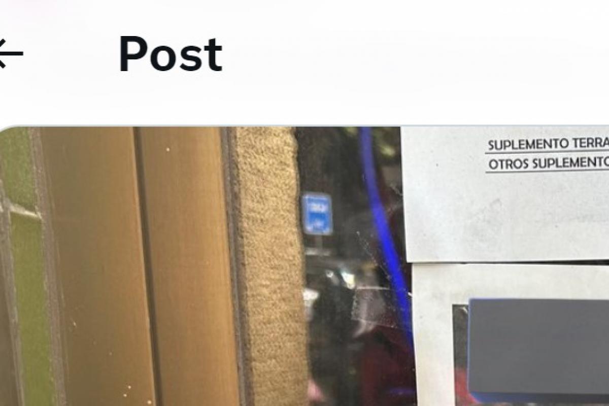 El cartel colocado en la puerta de un bar