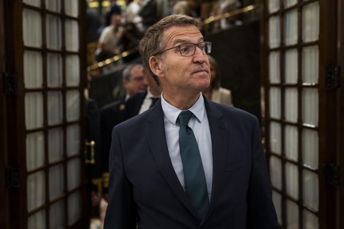 El líder de la oposición, Alberto Núñez Feijóo, en los pasillos del Congreso.
