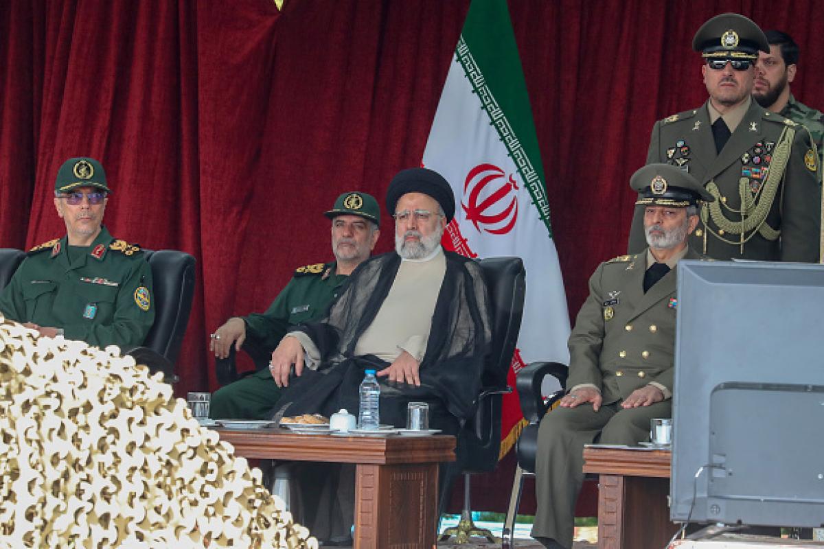 El presidente iraní fallecido Ebrahim Raisi, durante el desfile de las fuerzas armadas del país, en Teherán el pasado abril.