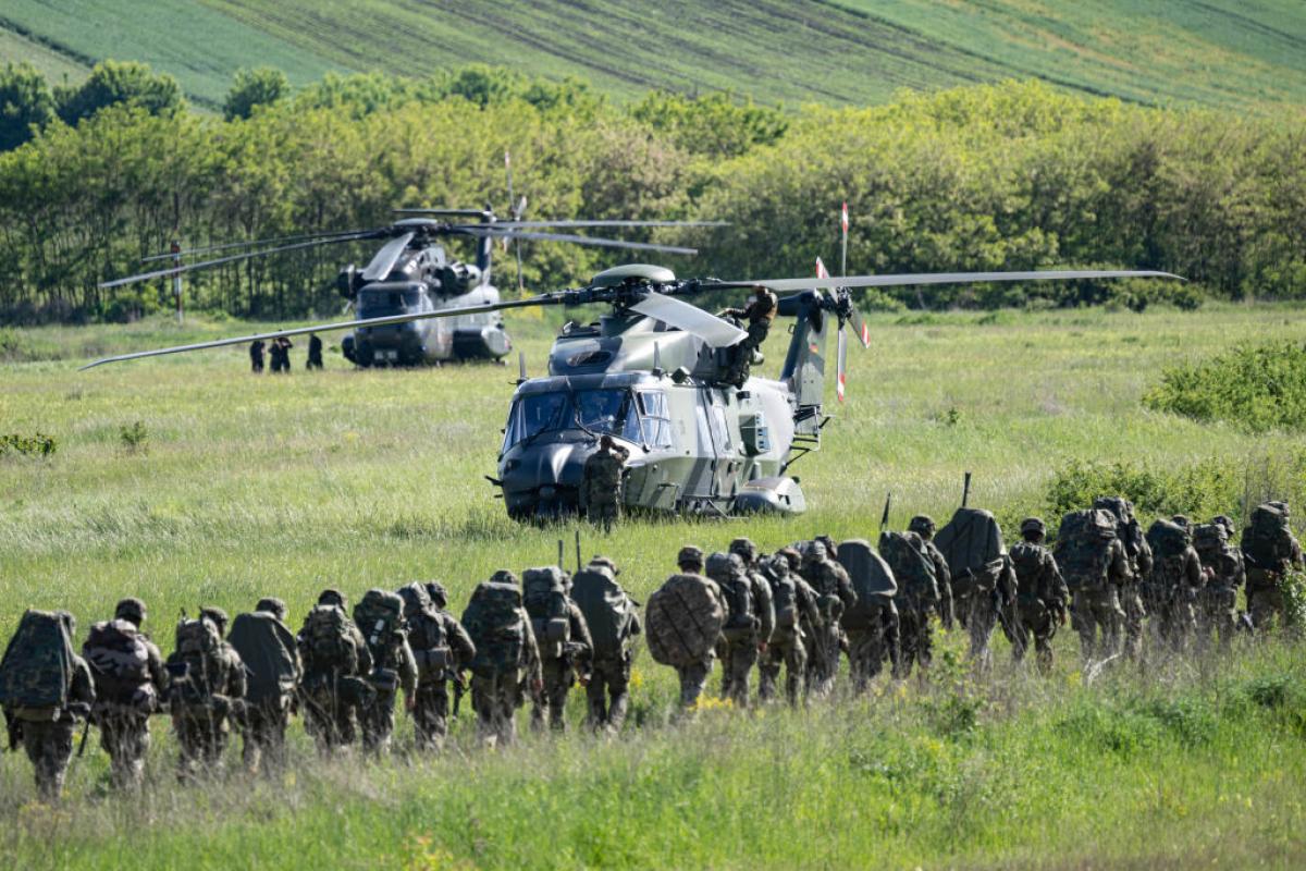 Soldados de varios países, en el ejercicio Swift Response 24 en Rumanía