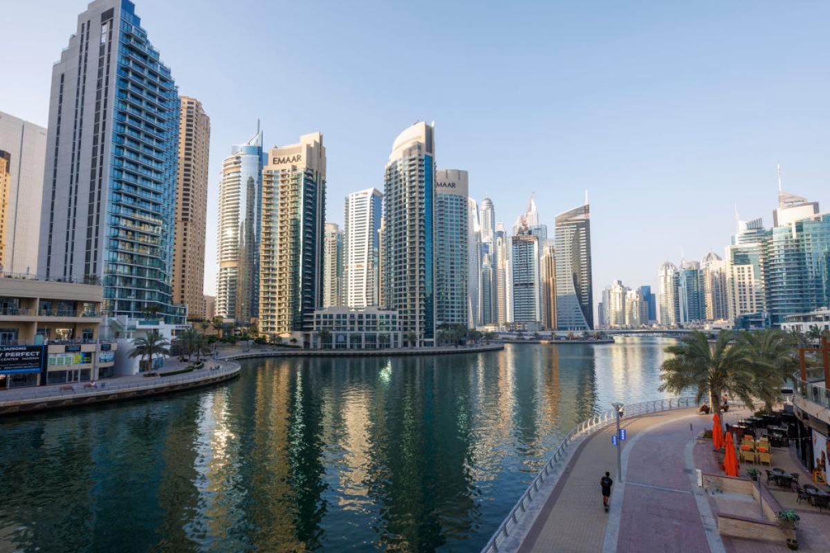 Vista de los rascacielos junto al canal del Paseo de la Marina de Dubai.