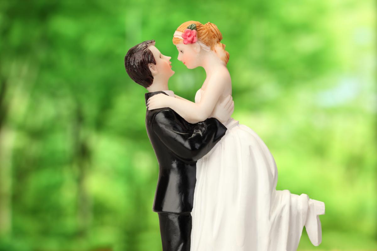 Imagen de archivo de unos muñecos de tarta de boda.