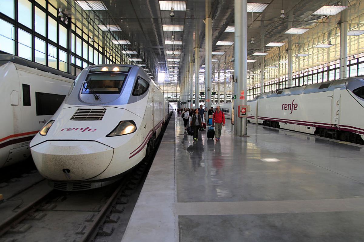 Un tren de Renfe parado en el andén de la estación de Cádiz.