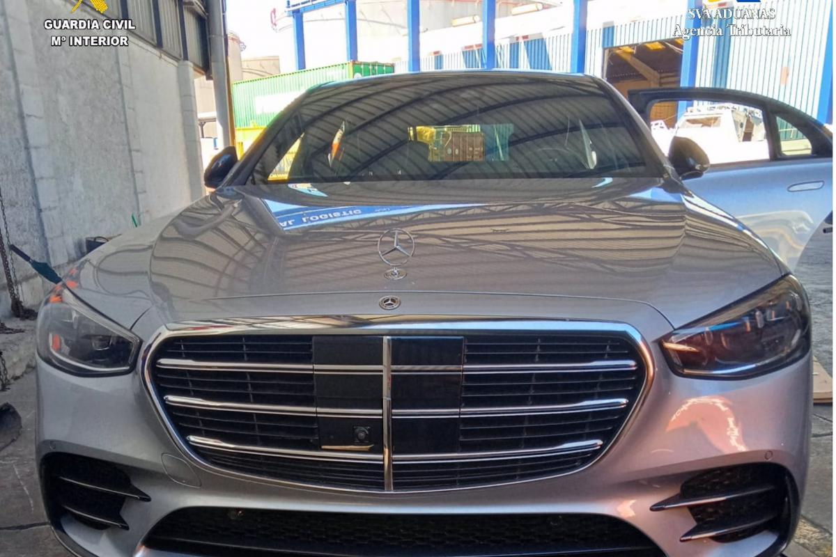 Vehículo de alta gama localizado en un contenedor en el puerto de Algeciras.