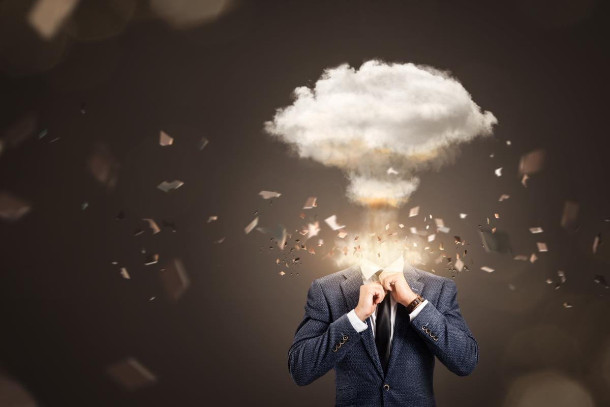 A un hombre le estalla la cabeza.