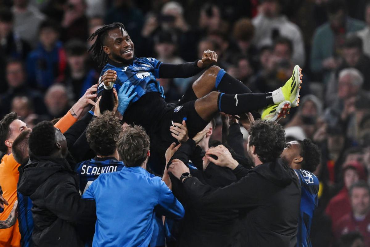 El delantero del Atalanta, Ademola Lookman, manteado tras la final.