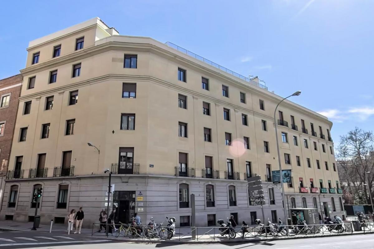 El edificio del Duque de Alba ubicado en los números 22 y 24 de la calle Princesa de Madrid.