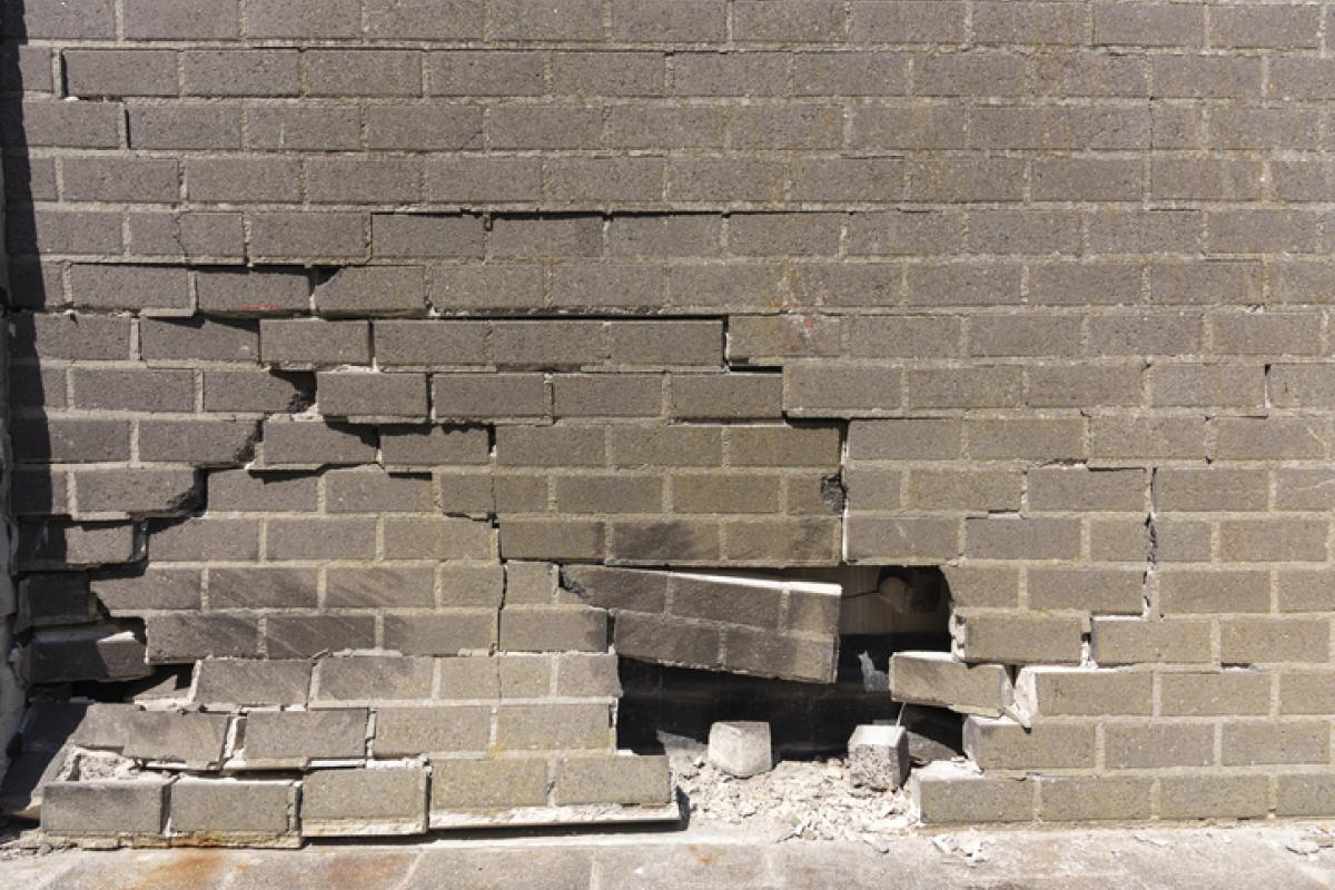 Imagen de archivo de una pared de ladrillos rota.