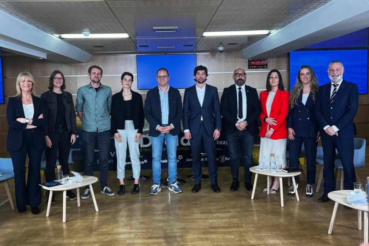 Los representantes de los distintos partidos, posando para la foto de familia.