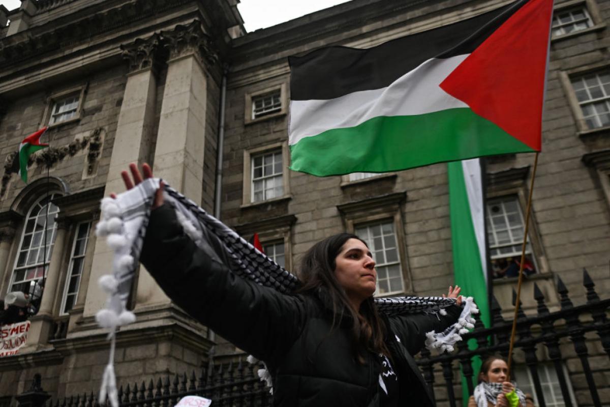 Manifestantes propalestinos en el Trinity College de Dublín.