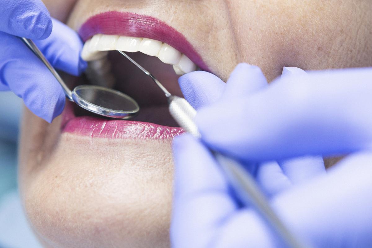 Una mujer en el dentista.