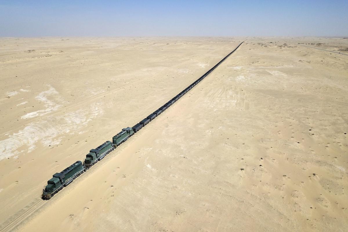 El tren de tres kilómetros que recorre Mauritania transportando hierro y pasajeros.
