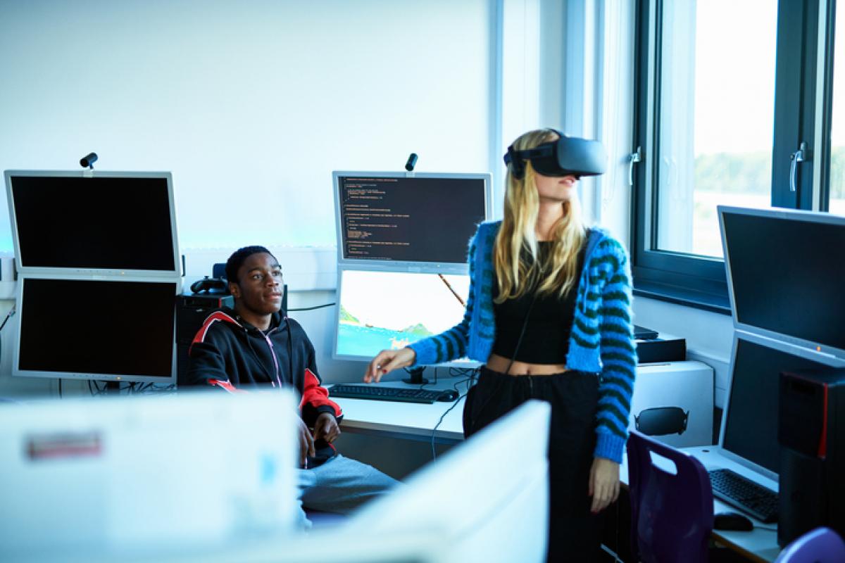 Imagen de estudiantes de formación profesional (FP) de titulaciones vinculadas a las nuevas tecnologías.