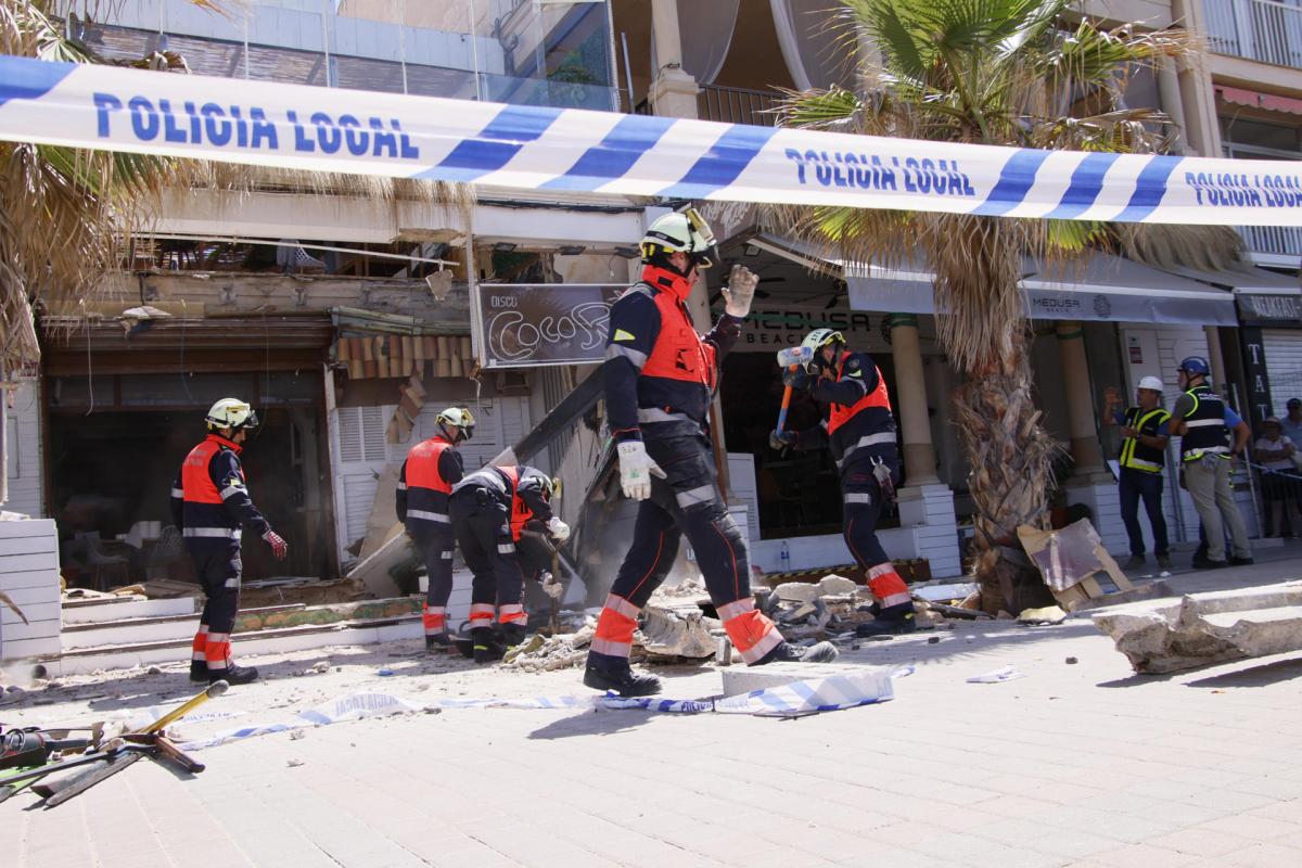 Bomberos trabajan en las labores de rescate después del derrumbe de la terraza de un restaurante de la Playa de Palma, este viernes. El accidente se produjo ayer, jueves y causó 4 muertos y 16 heridos. La zona está acordonada y vigilada por la Policía y prosiguen los trabajos por parte de los bomberos de Palma.