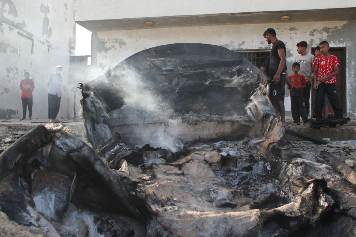 Habitantes de Rafah observan los restos de un barco impactado por misiles israelíes