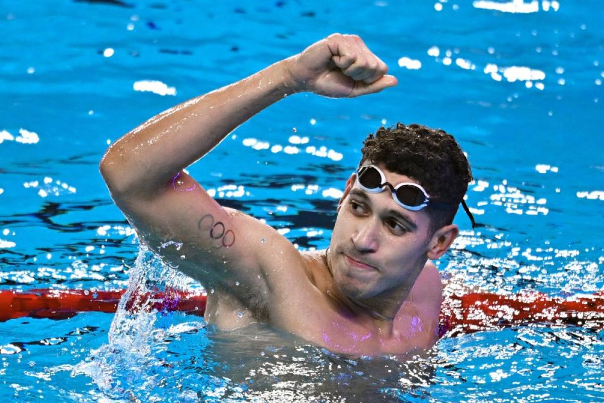 Hugo González celebra su victoria en los 200 metros espalda del Mundial de Doha 2024